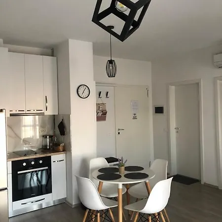 Rovena's - Free Parking Tirana