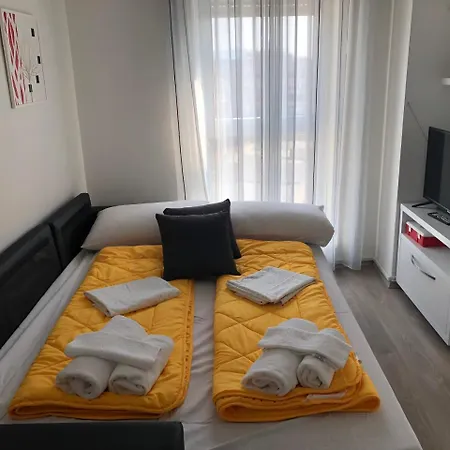 Rovena's - Free Parking Tirana