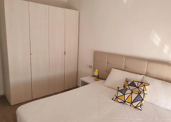 Rovena's - Free Parking *