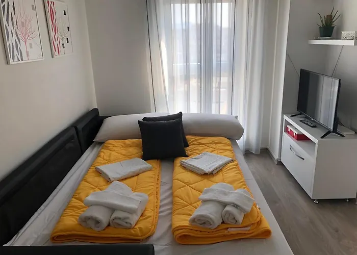 Rovena's - Free Parking Tirana