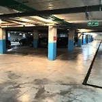 アパート Rovena's - Free Parking ティラナ