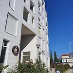 Rovena's - Free Parking *