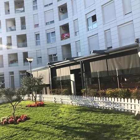 Rovena's - Free Parking Тирана