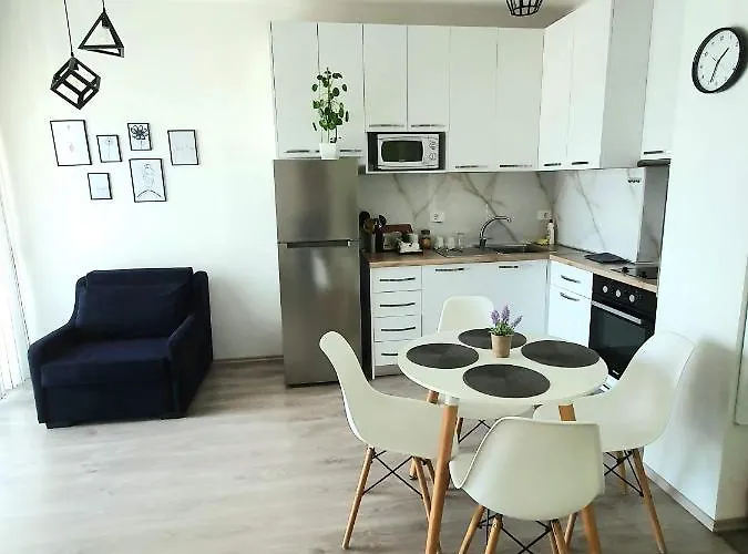 Rovena's - Free Parking *