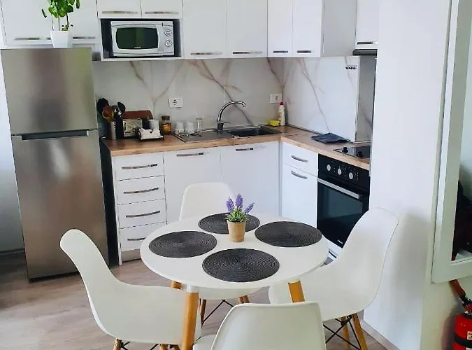 Rovena's - Free Parking *