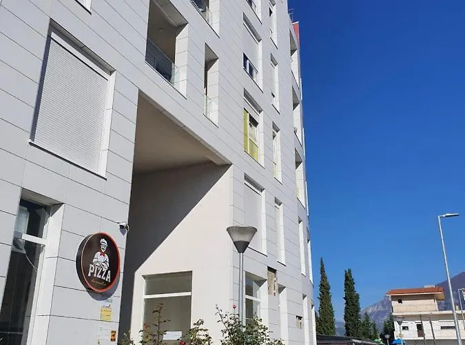 Rovena's - Free Parking *