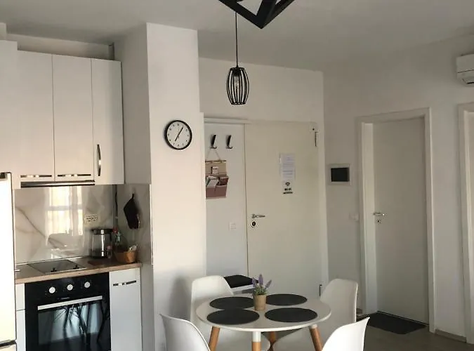 Rovena's - Free Parking Tirana